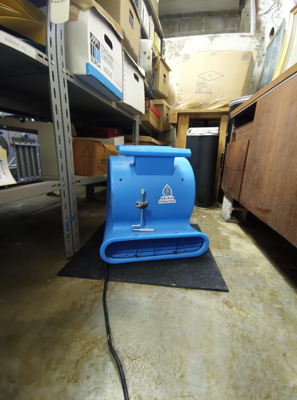 Déshumidificateur professionnel compact de la marque EauSùr Détection installé sur site pour lutter efficacement contre l'humidité des locaux.