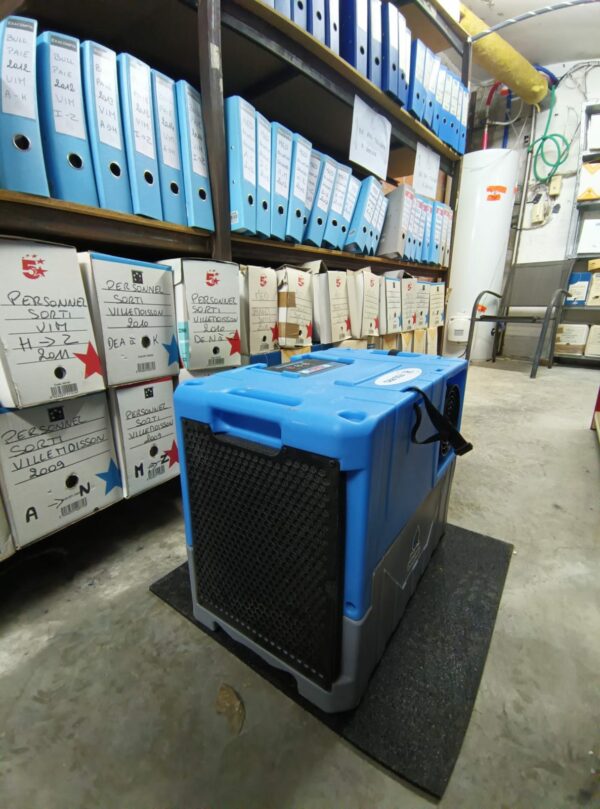 Installation d'un déshumidificateur professionnel en sous-sol ou local d'archives pour protéger les documents et assécher l'air ambiant.
