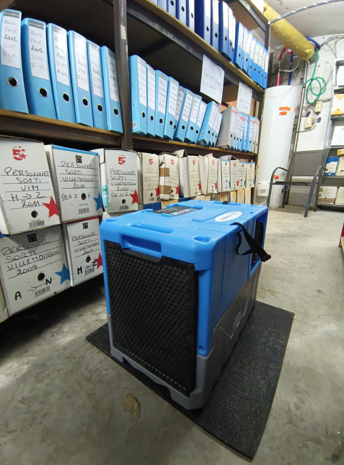 Installation d'un déshumidificateur professionnel en sous-sol ou local d'archives pour protéger les documents et assécher l'air ambiant.