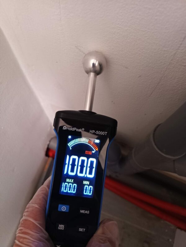 Mesure professionnelle et précise du taux d'humidité en profondeur dans les matériaux à l'aide d'un humidimètre technique de chantier.