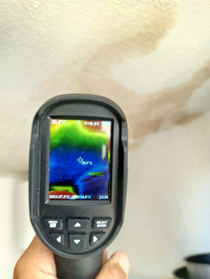 Recherche de fuite non destructive par thermographie infrarouge, permettant de localiser précisément l'humidité cachée dans les cloisons sans causer de dégâts.